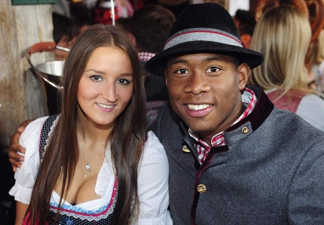 Fotbalista Bayernu Mnichov David Alaba s přítelkyní Katjou Butylinovou na Oktoberfestu.