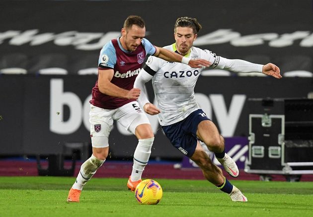 Vladimir Coufal (left) from West Ham in a duel with Jack Grealish from Aston Villa.