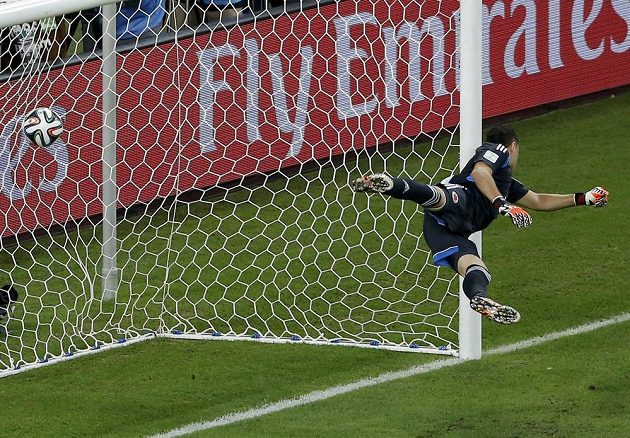 Kolumbijský brankář David Ospina se marně natahoval po střele Davida Luize.
