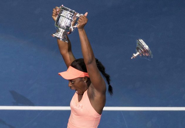 Americká tenistka Sloane Stephensová porazila ve finále US Open krajanku Madison Keysovou 6:3 a 6:0 a vyhrála první grandslamový turnaj v kariéře. Chvíle štěstí si užívala naplno. Pohár zvedla s takovou radostí, až jí kus upadl.