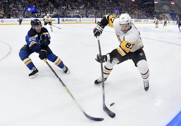 Sidney Crosby (87) z Pittsburghu kontroluje puk před Alexanderem Steenem (20) ze St. Louis.