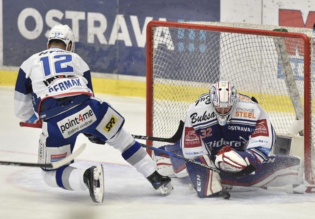 Leoš Čermák z Brna před brankářem Patrikem Bartošákem z Vítkovic během čtvrtfinále play off.