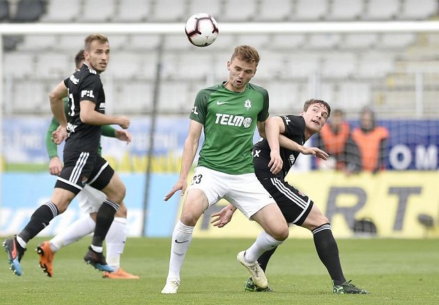 Tomáš Břečka z Jablonce a Ondřej Šašinka z Ostravy v souboji v utkání nejvyšší fotbalové soutěže.