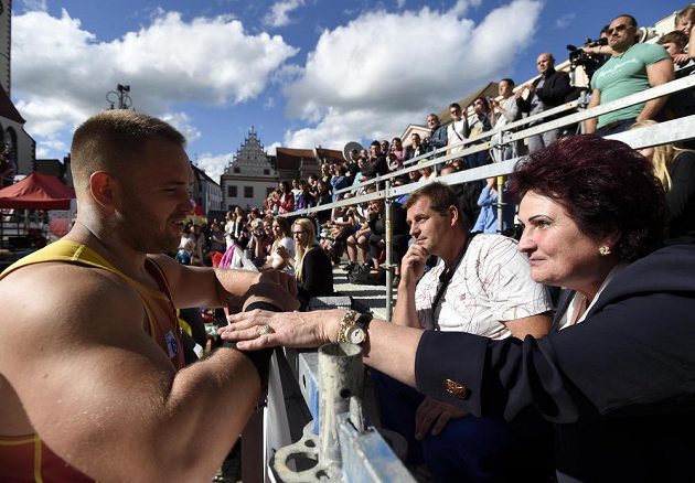Koulaři Tomáši Staňkovi gratuluje k titulu halová světová rekordmanka Helena Fibingerová.