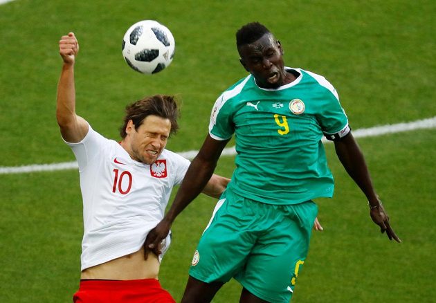 Polský reprezentant Grzegorz Krychowiak ve vzdušném souboji se Senegalcem Mame Biram Dioufem v utkání mistrovství světa.