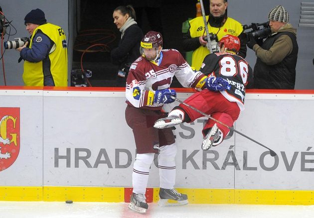 Sparťanský útočník Jan Hlaváč (vlevo) v souboji s královéhradeckým útočníkem Tomášem Mertlem v zápase 28. kola Tipsport extraligy.