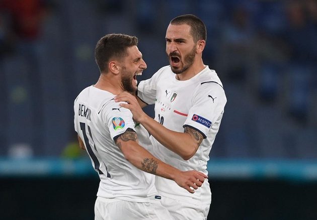 Italové Domenico Berardi (vlevo) a Leonardo Bonucci se radují po prvním gólu proti Turecku.