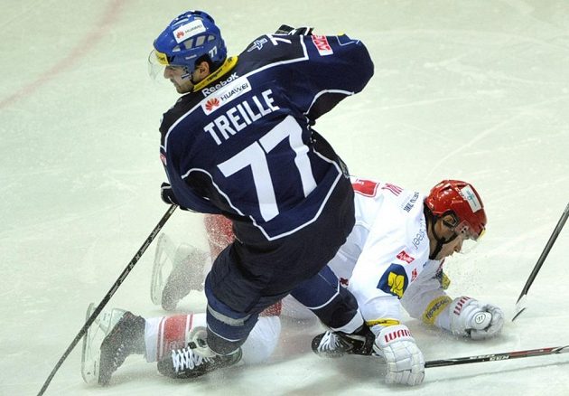 Kladenský útočník Sacha Treille (v modrém dresu) v souboji s třineckým obráncem Josefem Hrabalem.