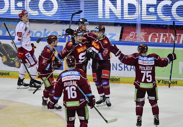 Hráči Sparty se radují z vyrovnávacího gólu na 1:1. Zleva Zach Sill, Tomáš Dvořák, Jiří Černoch, Andrej Kudrna a Jan Piskáček.