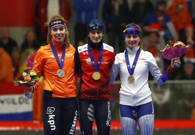 Trio nejlepších po trojce v Inzellu: uprostřed zlatá Martina Sablíková, vlevo stříbrná Nizozemka Antoinette de Jongová, vpravo bronzová Ruska Natalja Voroninová.