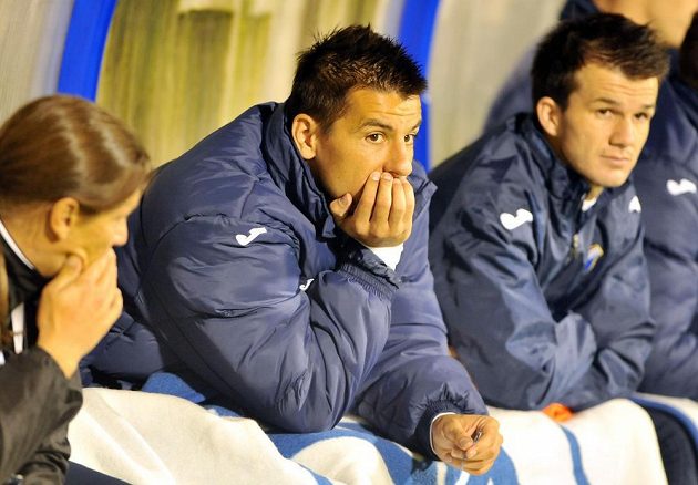 Takto útočník Baníku Milan Baroš (uprostřed) čekal na lavičce v prvním poločase utkání s Jihlavou na svoji příležitost.