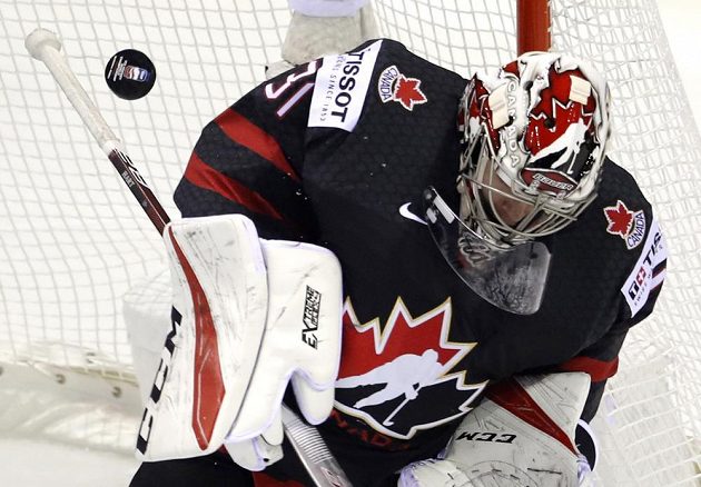 Brankář kanadské hokejové reprezentace Carter Hart a jeho zákrok během utkání mistrovství světa proti Dánsku.