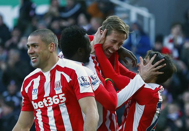 Útočník Stoke City Peter Crouch (uprostřed) a jeho spoluhráči Bojan Krkič (vpravo) a Jonathan Walters (vlevo) slaví gól v utkání proti Arsenalu.