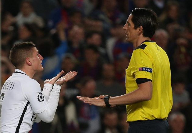 Marco Verratti z PSG protestuje u rozhodčího Denize Aytekina, který nařídil penaltu ve prospěch Barcelony.