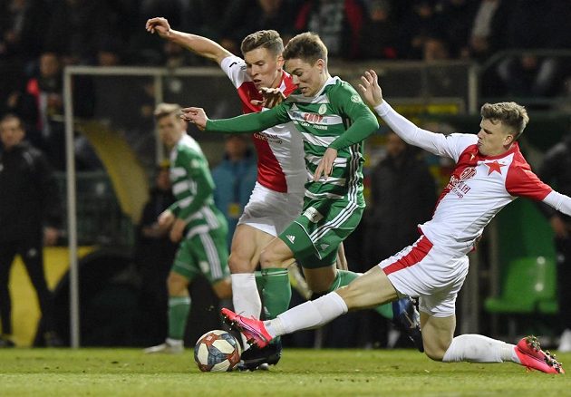 Zleva Lukáš Provod ze Slavie, Jan Vodháněl z Bohemians a Patrik Hellebrand ze Slavie během vršovického derby.