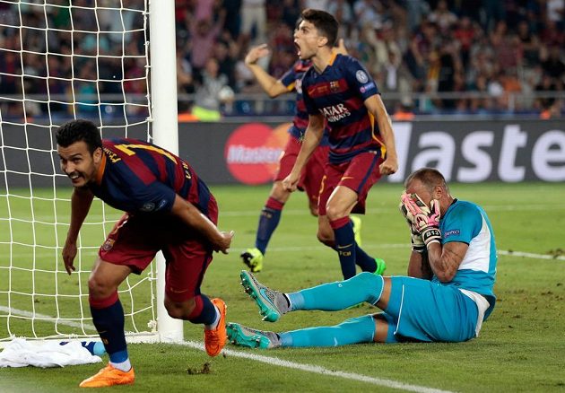 Brankář Sevilly Beto (vpravo) skrývá hlavu v dlaních, barcelonský útočník Pedro Rodríguez vstřelil rozhodující gól v Superpoháru UEFA.