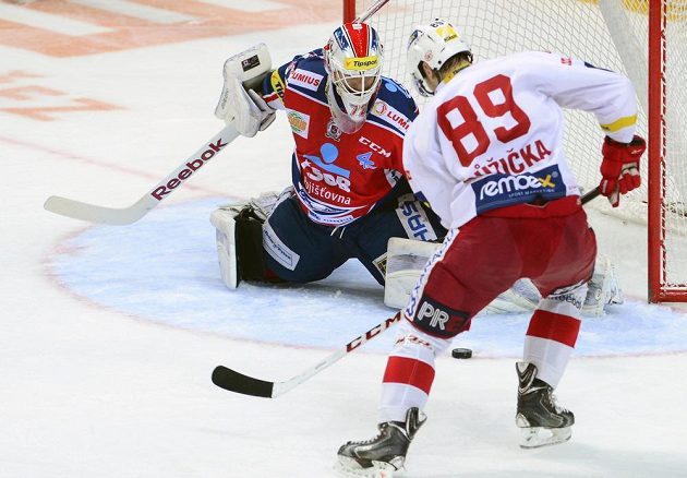 Útočník pražské Slavie Vladimír Růžička (vpravo) se pokouší překonat pardubického gólmana Dušana Salfického.