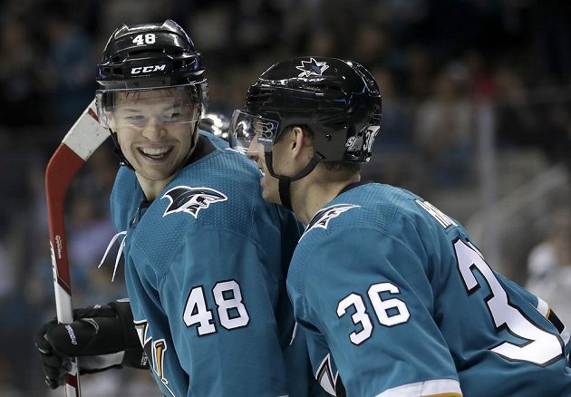 Český útočník Tomáš Hertl (vlevo) slaví se spoluhráčem Jannikem Hansenem gól svých Žraloků ze San Jose v přípravném utkání proti Vegas Golden Knights.