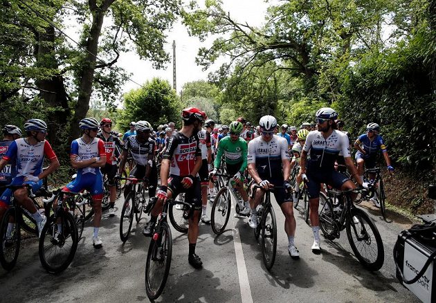 Cyklisté stojí, peloton Tour krátce po stratu 4. etapy protestuje proti nebezpečným tratím.