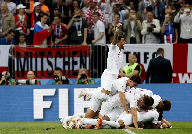 Anglický střelec Kieran Trippier rozpoutal radost. Tým Albionu vedl brzy v semifinále MS nad Chorvatskem.