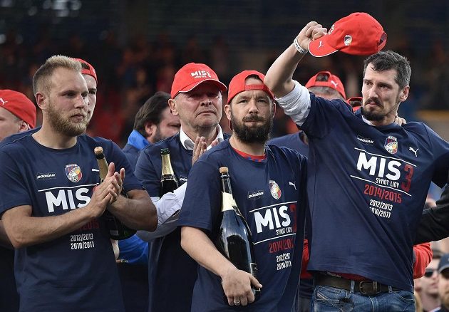 Marián Čišovský (vpravo) po boku Pavla Horvátha (zprava) Miroslava Koubka a Daniela Koláře během oslav zisku mistrovského titulu v Plzni.