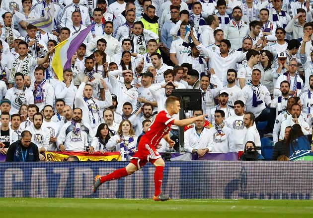Joshua Kimmich z Bayernu po vstřeleném gólu na stadiónu Realu Madrid v odvetě semifinále Ligy mistrů.