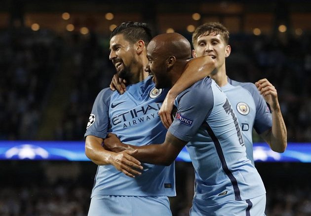 Fotbalisté Manchesteru City se radují z gólu proti Steaue Bukurešť v odvetě play off Ligy mistrů.