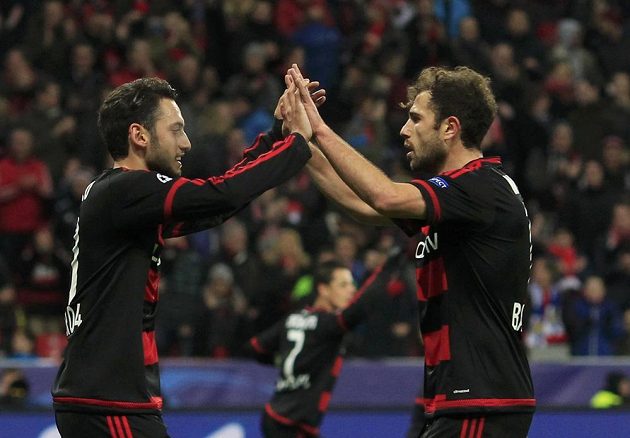 Admir Mehmedi (vpravo) a Hakan Calhanoglu z Leverkusenu oslavují gól spoluhráče Chicharita proti Barceloně. Ale na víc než na nepostupovou remízu to nestačilo.