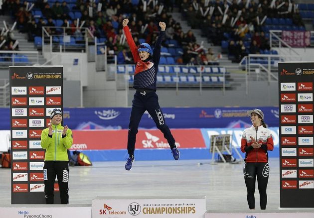 Česká rychlobruslařka Martina Sáblíková vyskočila po triumfu na MS v závodě na 5000 metrů na stupních vítězů hodně vysoko. Měla ohromnou radost. Druhé místo brala Claudia Pechsteinová z Německa a bronz patří Kanaďance Ivanie Blondinové.