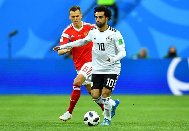 Egyptský útočník Mohamed Salah se dočkal a nastoupil na MS v utkání proti Rusku. V pozadí Denis Čeryšev.