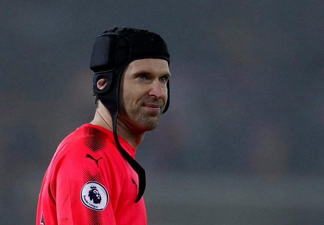 Brankář Arsenalu Petr Čech se jubilejní dvousté nuly v Premier League v utkání na hřišti Swansea nedočkal. Kanonýři prohráli 1:3 a Petr Čech se chybou podepsal pod vítězný gól Labutí.