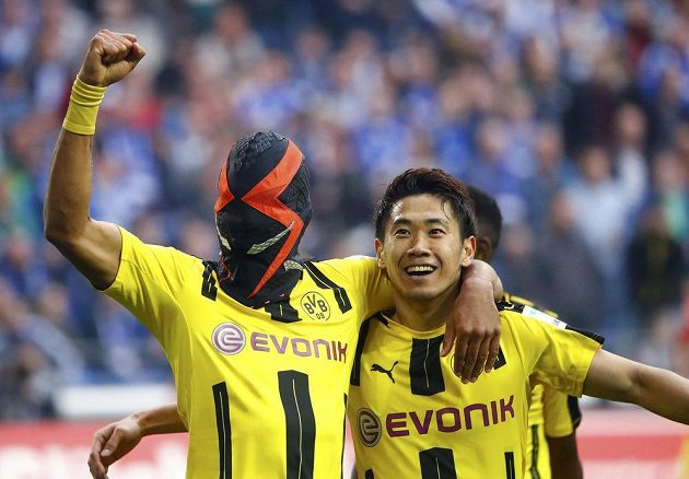 Dortmundský Pierre-Emerick Aubameyang slaví se spoluhráčem Shinji Kagawou v derby se Schalke.