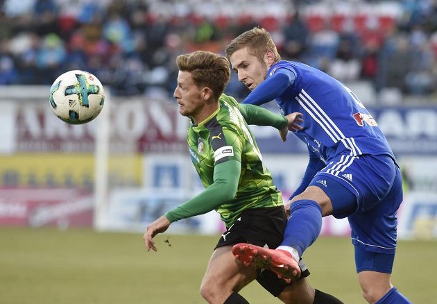 Plzeňský záložník Patrik Hrošovský se snaží uniknout bránícímu Jakubu Plškovi z Olomouce v utkání první ligy.