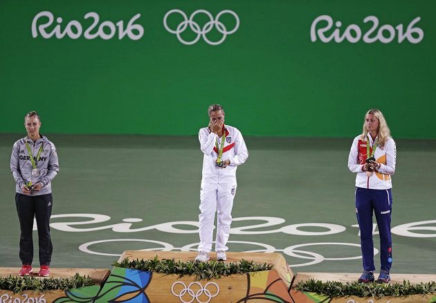 Medailistky ženského olympijského turnaje ve dvouhře. Vpravo Petra Kvitová s bronzem, vlevo druhá Angelique Kerberová z Německa a uprostřed vítězka Monica Puigová z Portorika.