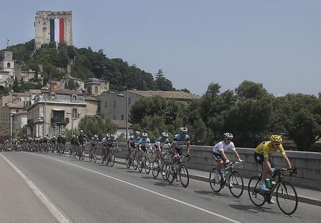 Britský cyklista Christopher Froome (ve žlutém trikotu) ovládl v neděli nejdelší etapu letošního ročníku Tour de France.