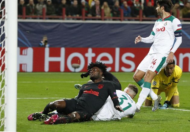 Střelec Atlétika Madrid Thomas Partey dává gól na hřišti Lokomotivu Moskva v utkání Ligy mistrů.