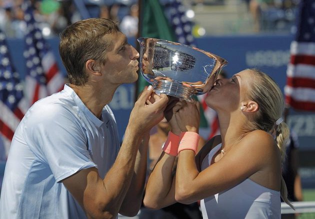Beloruský tenista Max Mirnyj a Andrea Hlaváčková se radují z trofeje určené pro vítěze smíšené čtyřhry na grandslamovém US Open.