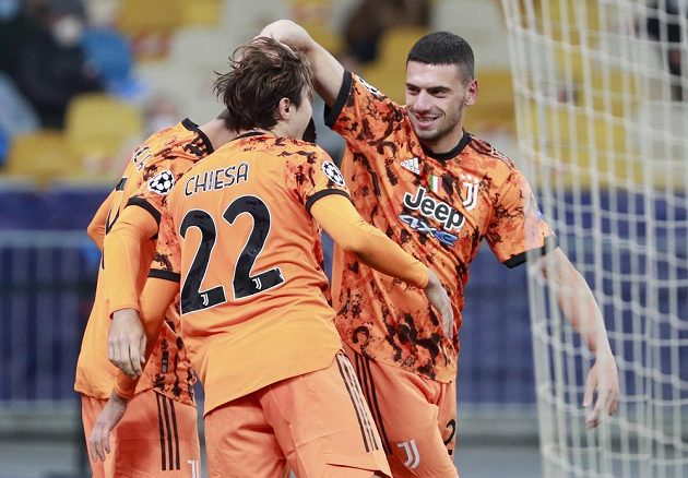 Álvaro Morata oslavuje se spoluhráči z Juventusu svoji trefu do sítě Dynama Kyjev.