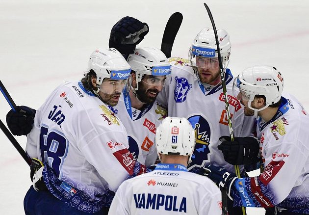 Kladenští hokejisté (zleva) Jaromír Jágra, Brady Austin, Petr Vampola, Ladislav Zikmund a Brendan O´Donnell se radují z druhého gólu proti Spartě.