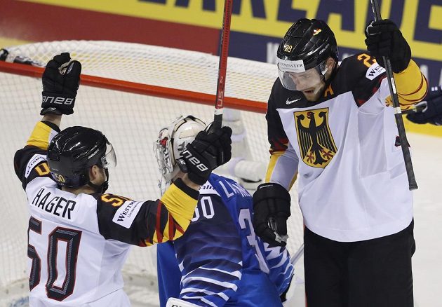 Leon Draisaitl (vpravo) slaví se spoluhráčem Patrickem Hagerem vítězný gól proti Finsku. Na kolenou překonaný brankář soupeře Kevin Lankinen.