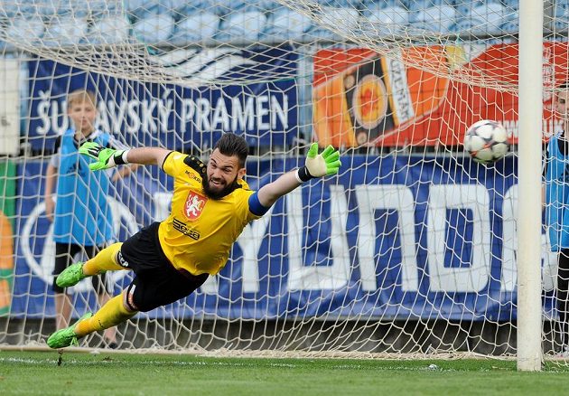 Gólman Hradce Tomáš Koubek inkasuje gól z penalty od budějovického Ladislava Volešáka.