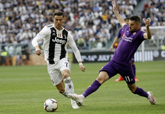 Největší hvězda Juventusu Cristiano Ronaldo. Fotbalisté Staré dámy porazili v 33. kole italské ligy Fiorentinu 2:1 a zajistili si mistrovský titul.