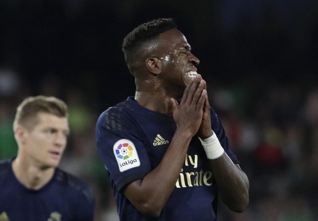 Tohle se nepovedlo. Výraz ve tváři fotbalisty Realu Madrid Viniciuse Junior mluví za vše. Real Madrid ztratil ve španělské lize nečekaně body na hřišti Betisu Sevilla.