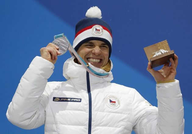 Český biatlonista Michal Krčmář si při medailovém ceremoniálu užívá stříbrnou radost.