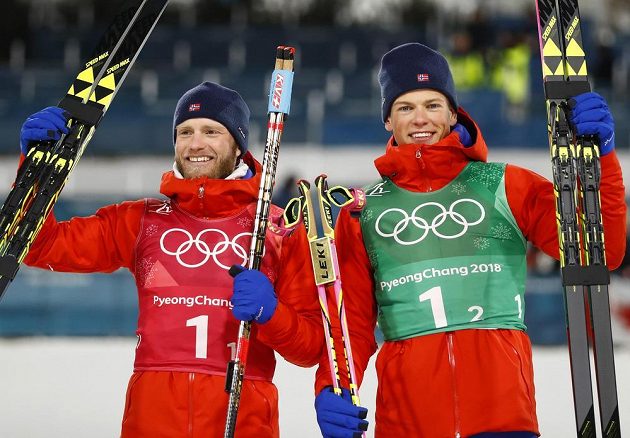 Norové Johannes Hoesflot Klaebo a Martin Johnsrud Sundby po olympijském triumfu ve sprintu dvojic.