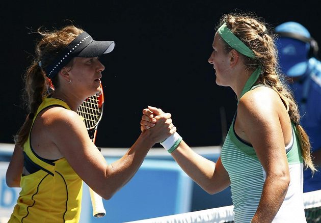 Česká tenistka Barbora Strýcová (vlevo) podává ruku Bělorusce Viktorii Azarenkové po porážce v osmifinále Australian Open.