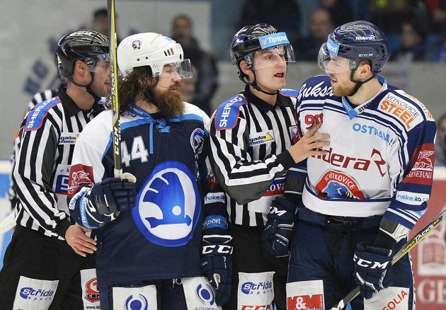 Problém? Ryan Hollweg z Plzně (druhý zleva) a Jakub Lev z Vítkovic (vpravo).
