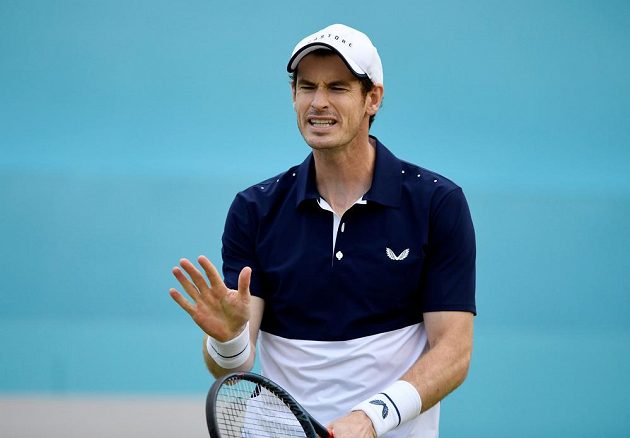 Když Brit Andy Murray pokazí úder, dá najevo nespokojenost. Návrat na kurty ale zvládl vítězně, uspěl ve čtyřhře na turnaji v Londýně.