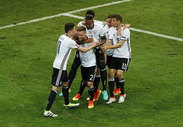 Němečtí fotbalisté oslavují první gól proti Ukrajině, který vstřelil Shkodran Mustafi (2).
