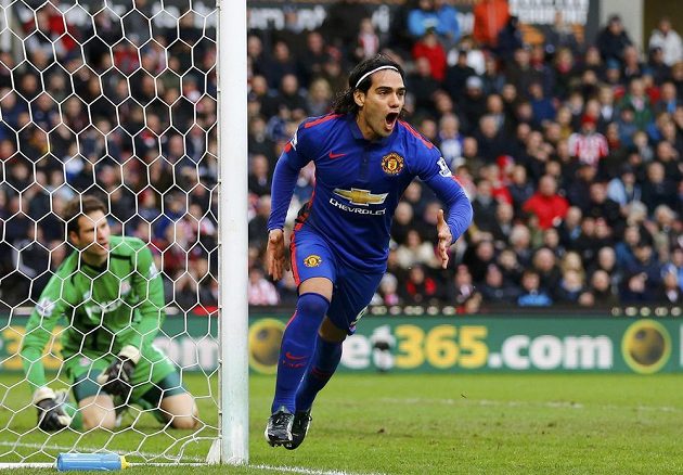 Radamel Falcao z Manchesteru United vyrovnal proti Stoke City na konečných 1:1. Za ním brankář Asmir Begovič.